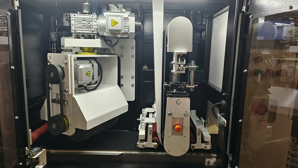 Rotary brush for edge rounding